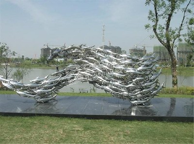 城市公園鏡面魚(yú)群不銹鋼雕塑定制