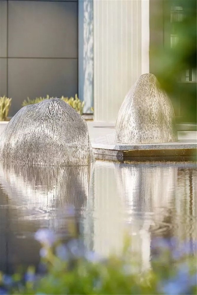 寫(xiě)字樓室外水池鏡面石頭不銹鋼雕塑定制