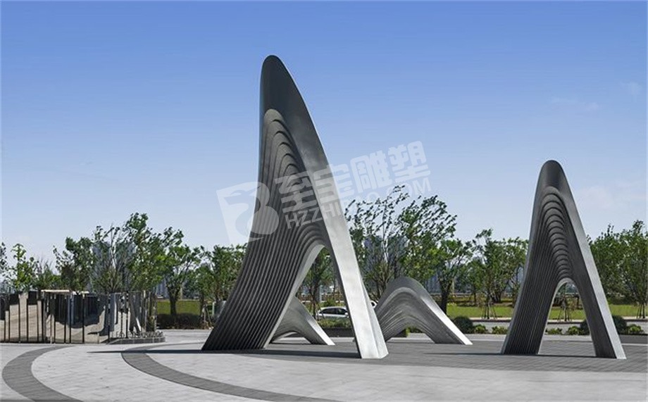 工業(yè)區(qū)鏡面假山不銹鋼雕塑定制