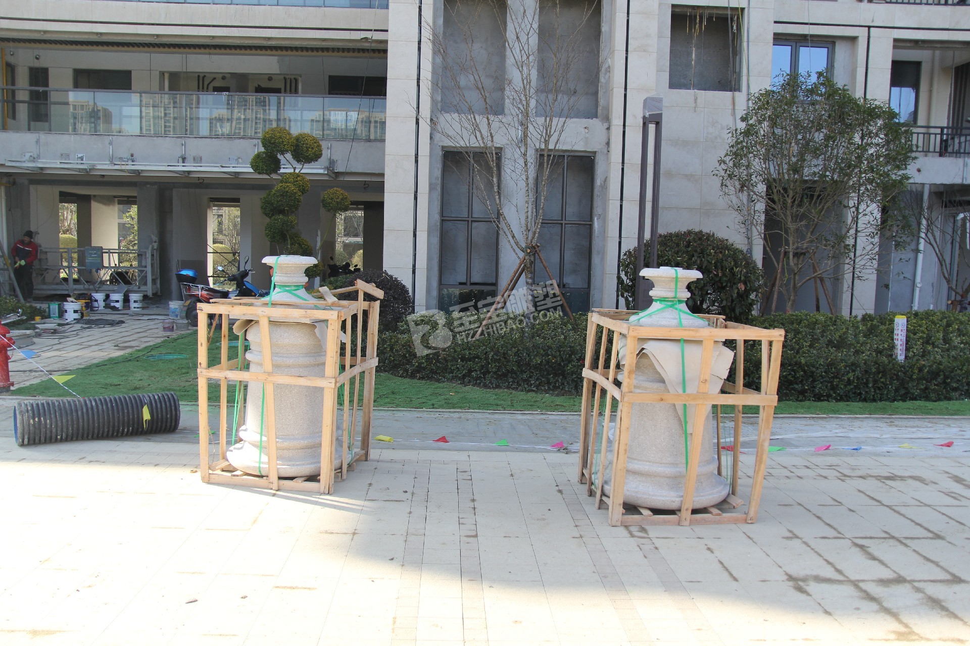 榮安臺州金成華府烤漆玻璃鋼鹿群、花缽雕塑項(xiàng)目