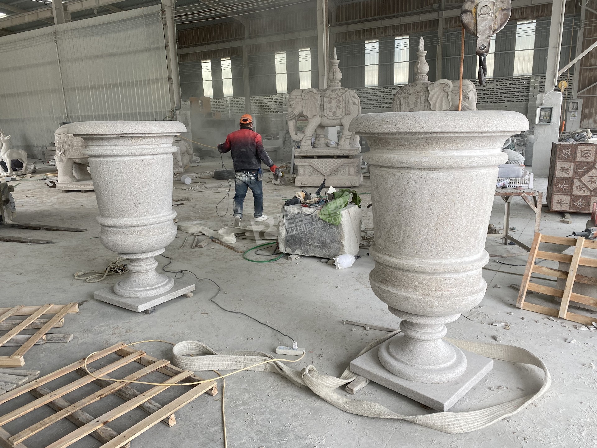 榮安臺州金成華府烤漆玻璃鋼鹿群、花缽雕塑項(xiàng)目