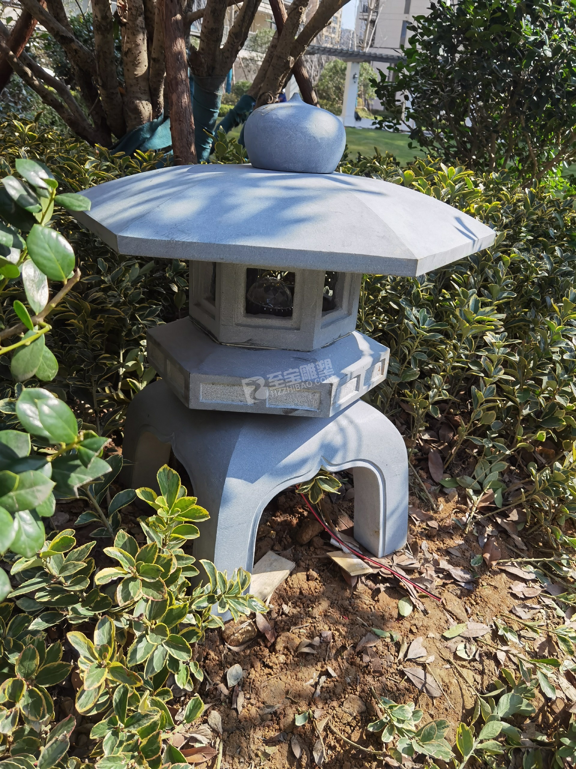 榮安臺州金成華府烤漆玻璃鋼鹿群、花缽雕塑項(xiàng)目