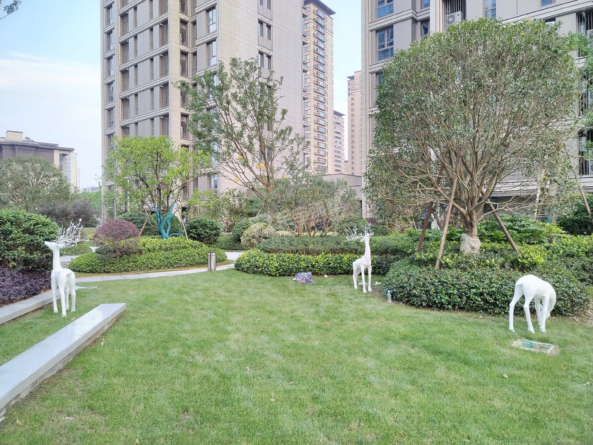 榮安臺州金成華府烤漆玻璃鋼鹿群、花缽雕塑項(xiàng)目