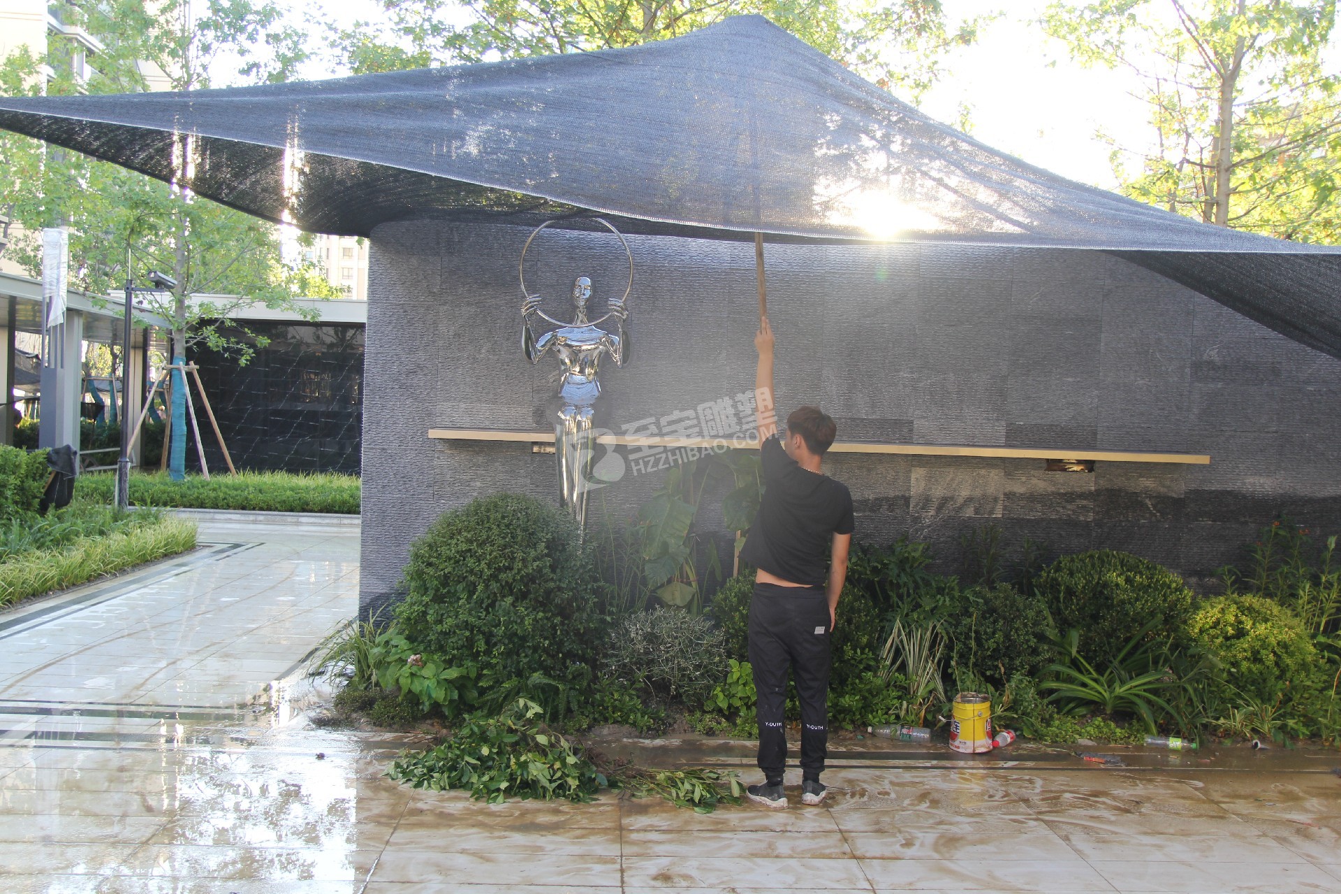 萬科溫州世紀(jì)之光抽象人物鏡面不銹鋼雕塑