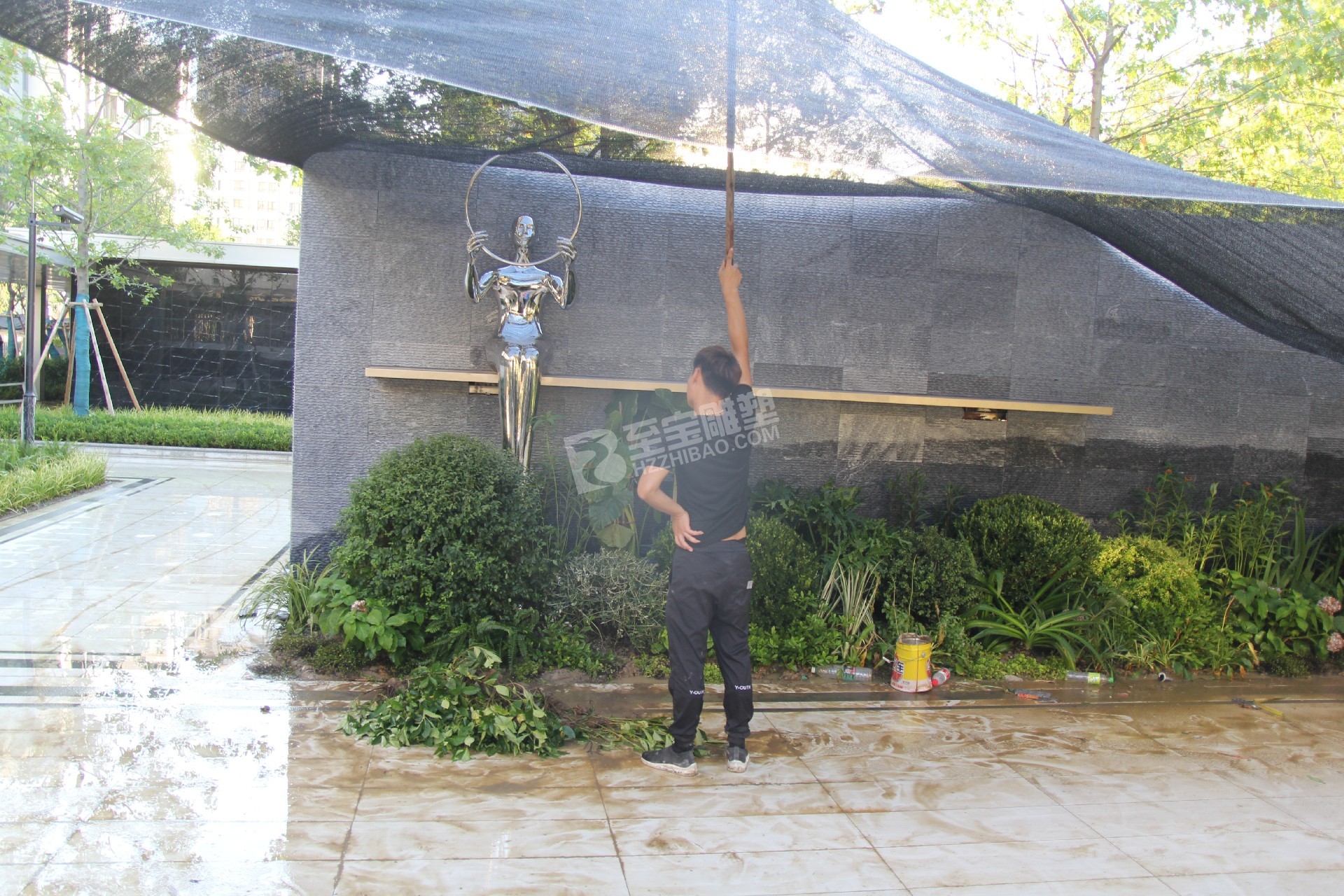 萬科溫州世紀(jì)之光抽象人物鏡面不銹鋼雕塑