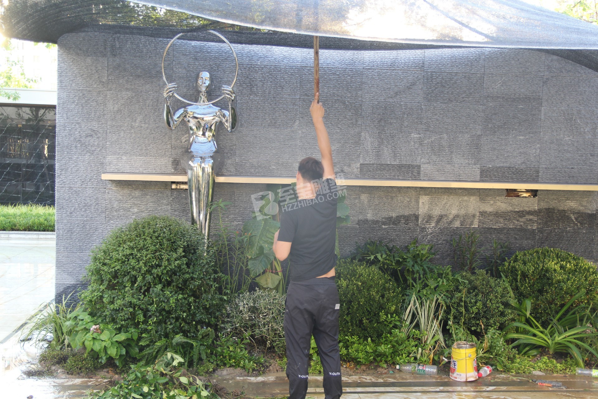 萬科溫州世紀(jì)之光抽象人物鏡面不銹鋼雕塑